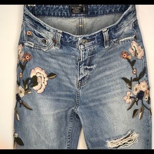 Abercrombie & Fitch Mom jeans Floral embroidered